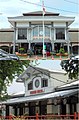 Tampak depan Stasiun Surabaya Gubeng baru (atas) dan lama (bawah), 2020