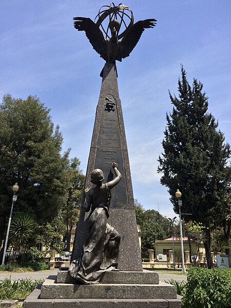 File:Monumento a las misiones geodésicas francesas, vista frontal. Parque La Alameda, Quito.jpg