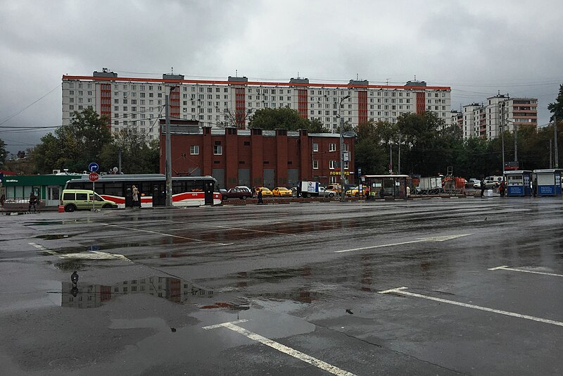 File:Moscow, Verkhnaya Syromyatnicheskaya, 2 from Atrium parking lot (31581692481).jpg