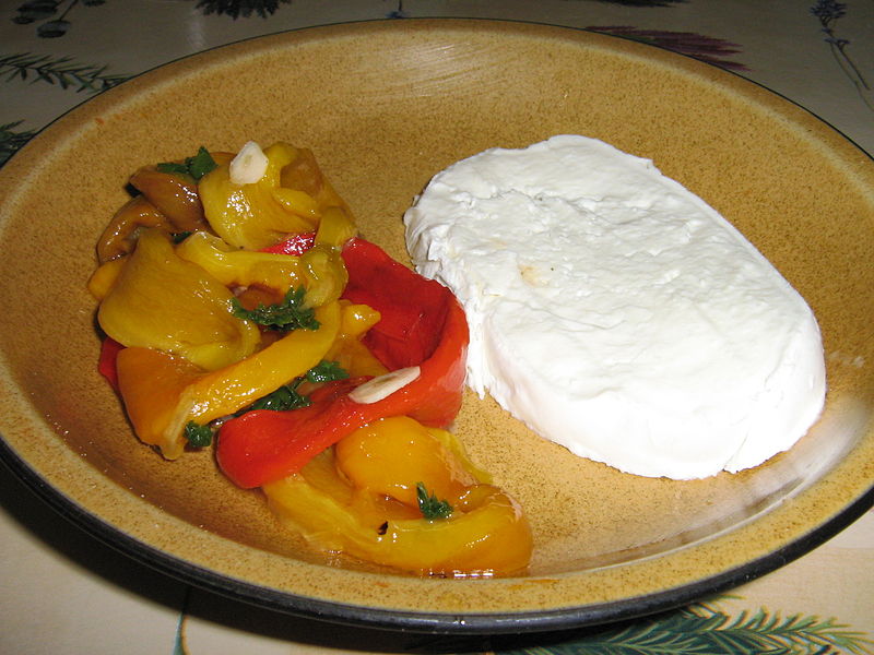 File:Mozzarella di bufala con insalata di peperoni.jpg