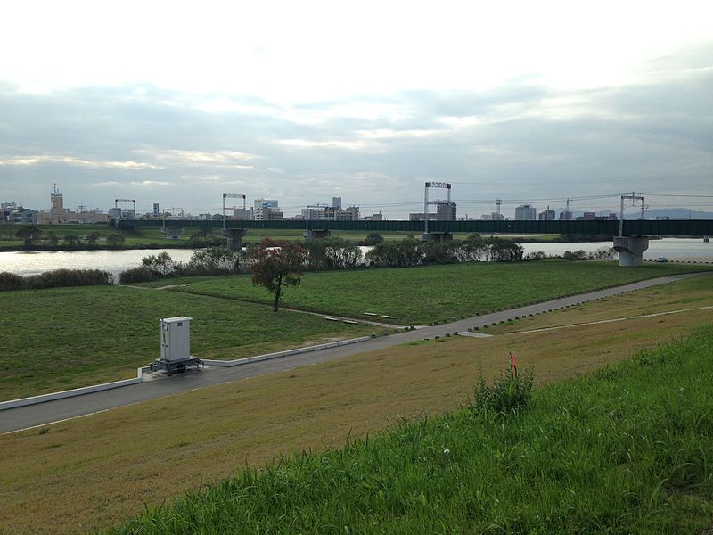 File:Nishitetsu-Tenjin-Omuta Line from Miyanojimbashi Bridge (west) 2.JPG