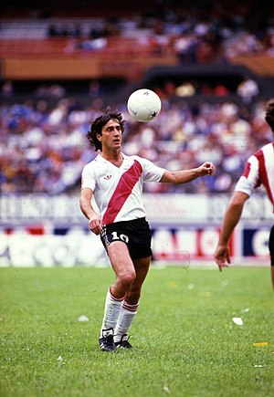 Club Atlético River Plate: Historia, Símbolos del club, Indumentaria