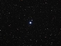 Звезда Ню Близнецов (самая яркая звезда на фото) в видимом свете. Заезда HD 257937 (компонент B), скорее всего фоновая звезда.
