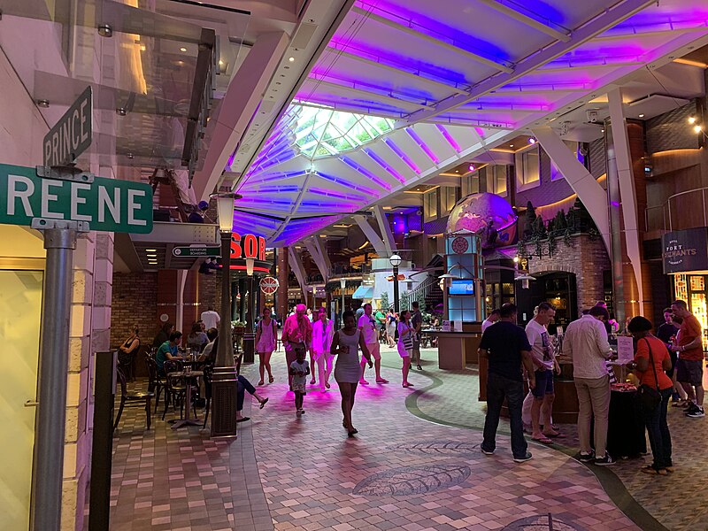 800px Oasis of the Seas Royal Promenade from Prince Greene