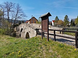 Historický most se klene přes Sprévu v Obergurigu