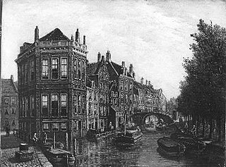 De Nieuwe Zijds Voorburgwal vóór de demping, tussen de Pijpenmarkt en de Weessluis (huidige no's 325 en 359)