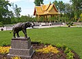 El pabellón Tai con una escultura de elefante.