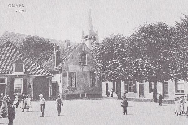 Vrijthof Ommen with former city hall (in centre), 1905