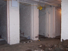 Architecture in the basement before renovation work in 2006 Oriel1.png