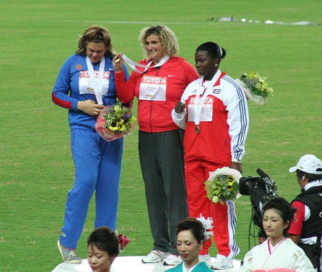 Barrios (right) at the 2007 World Championships