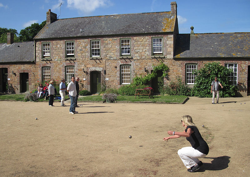 File:Pétanque jeunm'lage Saint Hélyi-Avranches Jèrri Mai 2011 27.jpg