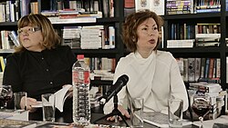 Шахова (отляво) и проф. Виолета Дечева на откриването на Драматургичния клуб към конкурса за нова пиеса на НБУ, 12 декември 2018 г.