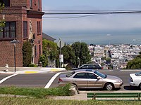 Vista do norte do Alta Plaza Park.  O Marina District e a Baía de São Francisco podem ser vistos abaixo.