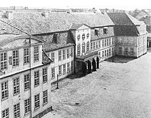 Barockes Palais Neubrandenburg (Stadtschloss), ab 1775 errichtet, 1945 zerstört (Ansicht um 1900). Im Südflügel war ab 1920 u. a. die städtische Kunstsammlung untergebracht.