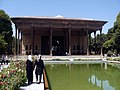 Chehel Sotoun, costruito come palazzo reale alla fine del XVI secolo e ampliato dallo scià ʿAbbas II. Il palazzo ha 20 colonne ma viene chiamato Chehel Sutun "Quaranta Colonne" perché riflettendo nella piscina di fronte al palazzo le venti colonne si raddoppiano.