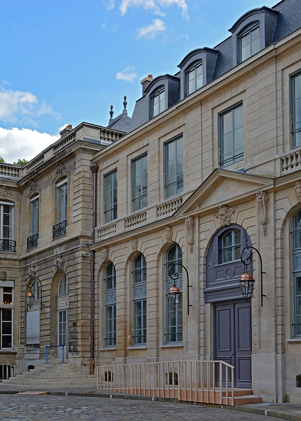 Aile est sur cour, surélevée d'un niveau entre 1861 et 1866. La balustrade servant de balcon au premier étage est le témoignage de la terrasse sur laquelle donnait le pavillon en saillie de la façade sur cour, à gauche.