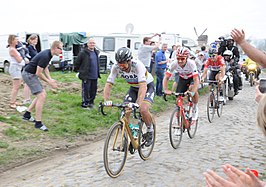 Peter Sagan, Silvan Dillier en Jelle Wallays in de kasseistrook van Templeuve-en-Pévèle, op 35km van de finish.