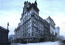 The Parker House in 1910, showing a later extension, with the earlier wings behind it on the left ParkersHotel ca1910 Boston.png