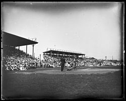 Пеликан стадионы 1921 batter.jpg