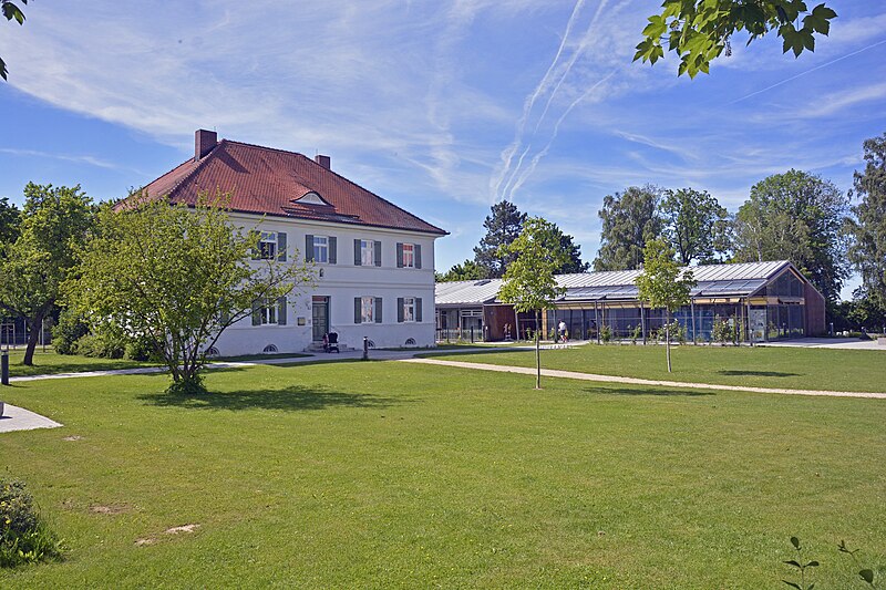 File:Pfarrhof Vierkirchen St. Jakobus (Oberbayern).JPG