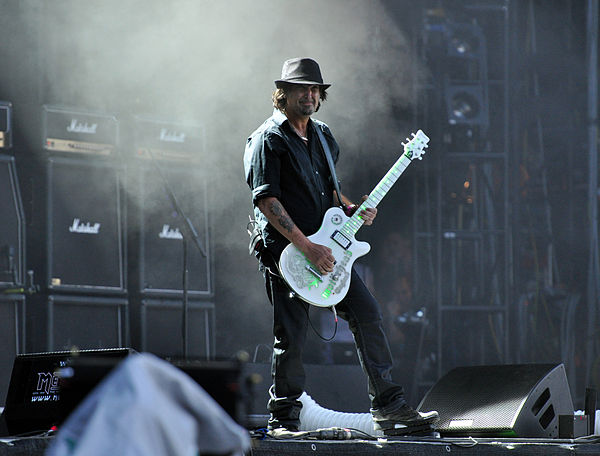 Campbell at Wacken Open Air 2013 with Framus guitar