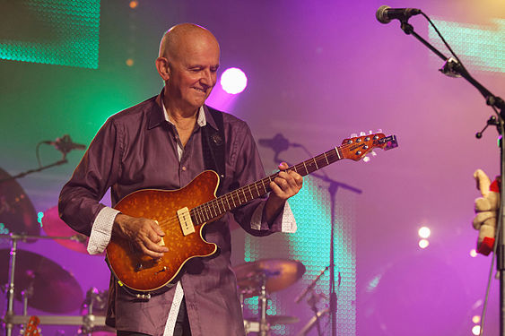 Dan ar Braz en concert à Quimper lors du festival de Cornouaille dans le Finistère, France, le 27 juillet 2013.