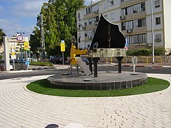 PikiWiki Israel 13476 Kiryat Motzkin pianist Square.jpg