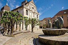 L'église Saint-Georges et sa place, bâties au pied de la Motte.