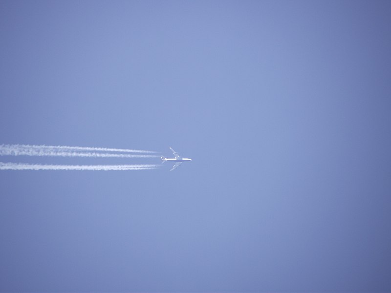 File:Plane high in the air - panoramio.jpg