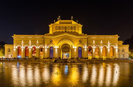 ساختمان موزه تاریخ ارمنستان در میدان جمهوری ایروان