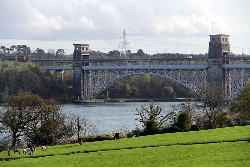 File:Pont Britannia, Anglesey - geograph.org.uk - 2389752.jpg