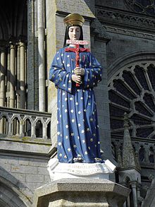 Pontmain (53) Statue de la Vierge sur le parvis de la basilique.jpg