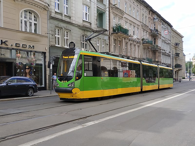 File:Poznan tram - Moderus Beta MF 02 AC n°444.jpg