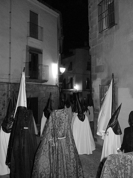 File:Procesión de Semana Santa en Trujillo España 2005 35.JPG