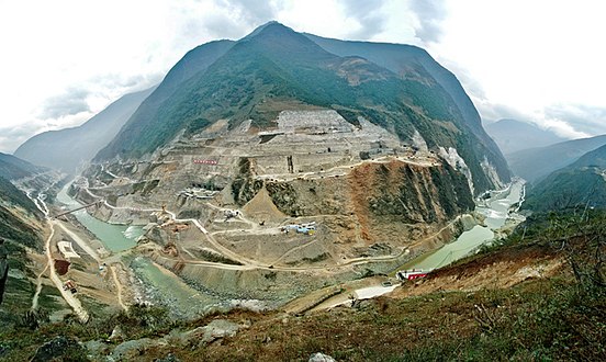 Construction du barrage de Pubugou sur l'affluent le Dadu
