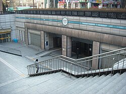 駅出入口（2008年撮影）