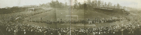 Rencontre RC Strasbourg-FC Mulhouse, le 4 novembre 1934 à la Meinau. À gauche la tribune places assises, à droite la tribune en place debout ainsi que dans les deux virages de chaque côté des buts.