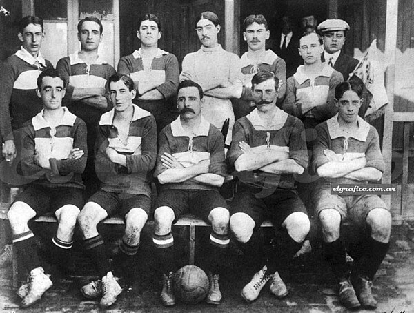 Racing in 1910, when the squad promoted to Primera División