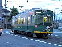 右：2002号車（旧塗装） 西大路三条駅にて