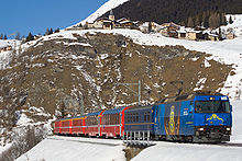 RhB Ge 4/4III 652 „HCD“ mit Albula-RE oberhalb von Bergün