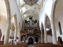 Vue intérieure de la nef vers la tribune d'orgue