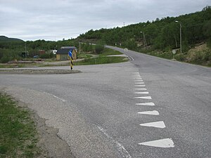 Vägskälet där fylkesväg 98 och fylkesväg 888 möts.
