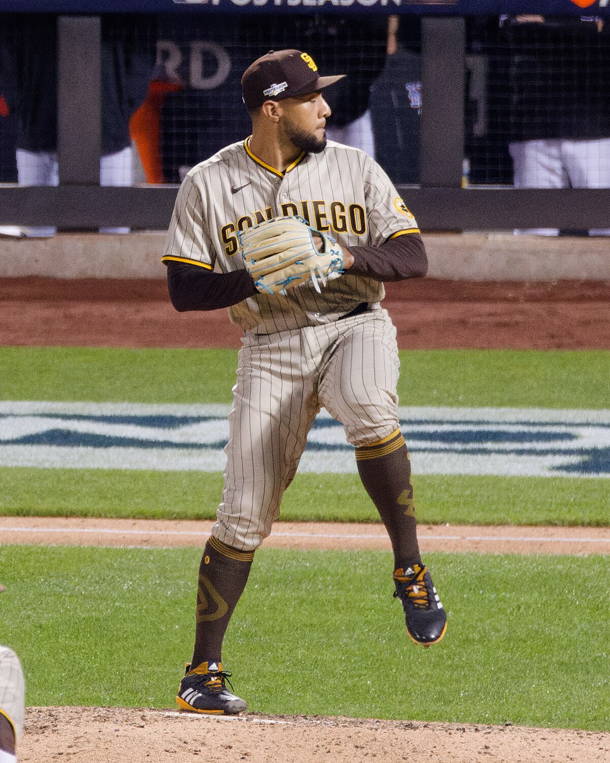 Padres' Robert Suarez ejected for sticky substance before throwing single  pitch