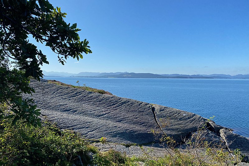 File:Rock art at Solbakk in Strand.jpg