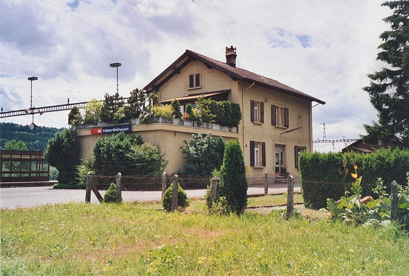 File:SBB Historic - F 122 00369 005 - Felben-Wellhausen Stationsgebaeude Strassenseite.jpg