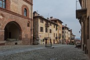 Deutsch: Die breite Straße Salita al Castello in Saluzzo (Provinz Cuneo) führt zum Schloß der Stadt. English: The wide street Salita al Castello in Saluzzo (province Cuneo) leads to the castle of the town.