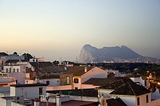 San Roque (al fondo, Gibraltar).jpg
