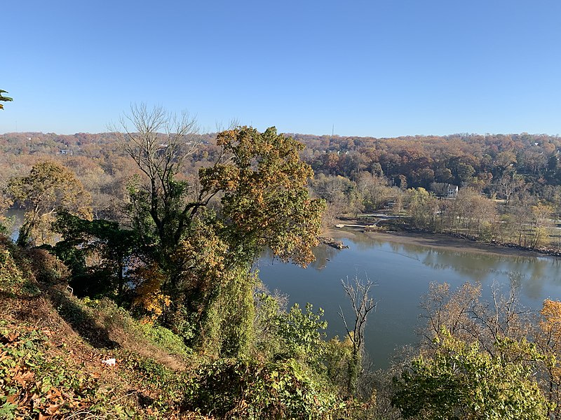 File:Scenic Overlook looking north on to The Palisades.jpg