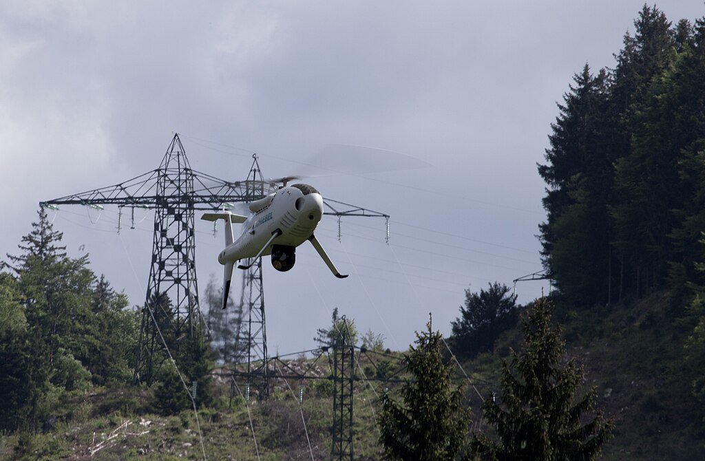 الطائره المسيره Schiebel Camcopter S-100  1024px-Schiebel_CAMCOPTER_S-100_Power_lines_2011