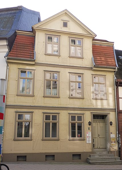 Datei:Schlossstrasse 24 in Schwerin in October 2019.JPG